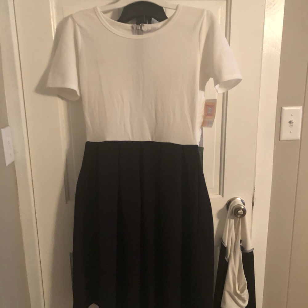 Nwt medium lularoe black and white Amelia